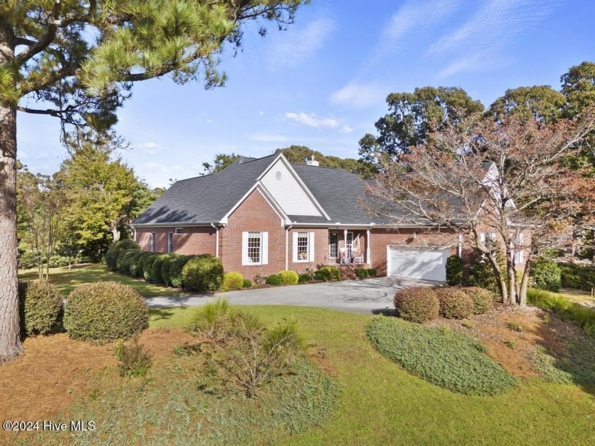 Welcome to an exquisite, custom built, 1.5 story home on a - Beach Home for sale in Hampstead, North Carolina on Beachhouse.com