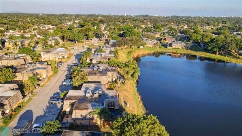 AMAZING LAKE LOCATION, CERAMIC TILE, FENCED PATIO, PATIO OFF - Beach Townhome/Townhouse for sale in Palm Springs, Florida on Beachhouse.com