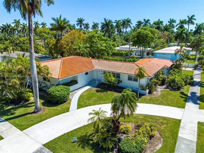 Step into this charming 5 BD & 3.5 BA home in the lovely - Beach Home for sale in Hollywood, Florida on Beachhouse.com