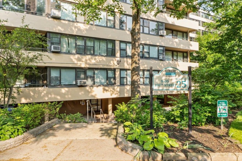 Absolutely gorgeous 2 bedroom/1 bathroom apartment in the highly - Beach Home for sale in Beechhurst, New York on Beachhouse.com