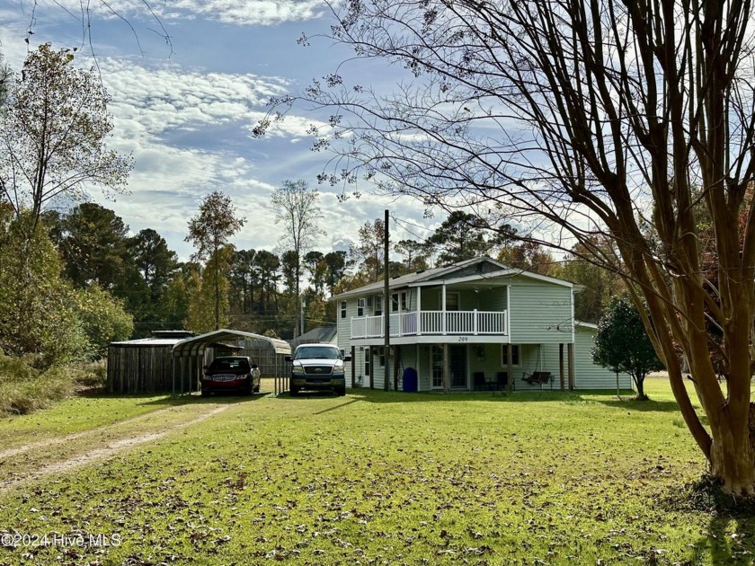 This two story home offers 3 bedrooms, 1.5 baths, spacious den - Beach Home for sale in Edenton, North Carolina on Beachhouse.com