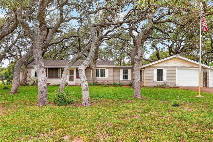 Welcome to your coastal retreat just a few blocks from Aransas - Beach Home for sale in Rockport, Texas on Beachhouse.com