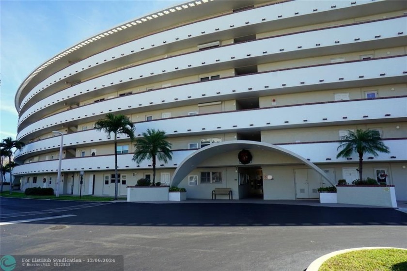 Penthouse. Large beautifully updated 2 bedroom 2 bathroom condo - Beach Condo for sale in Deerfield Beach, Florida on Beachhouse.com