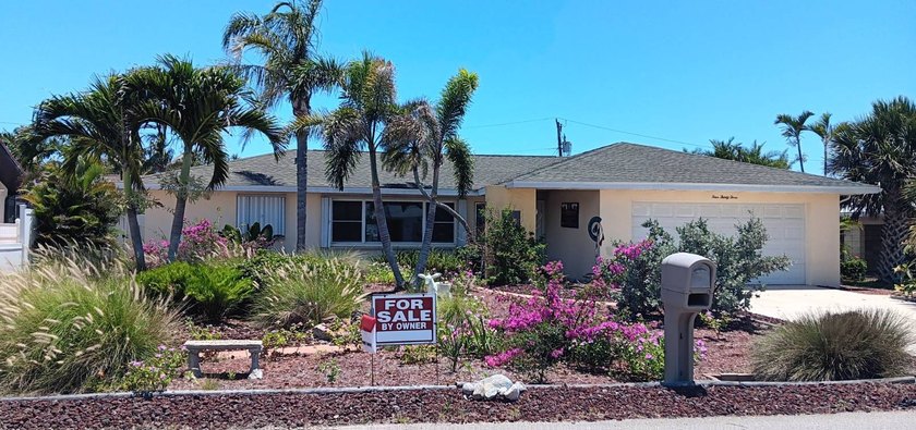 Live the ultimate beachside lifestyle on Venice Island in the - Beach Home for sale in Venice, Florida on Beachhouse.com