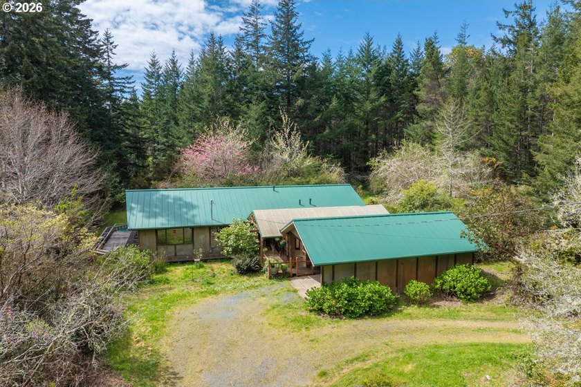BANDON COUNTRY HOME ON 11.6 ACRES NEAR RESORT! Across the - Beach Home for sale in Bandon, Oregon on Beachhouse.com