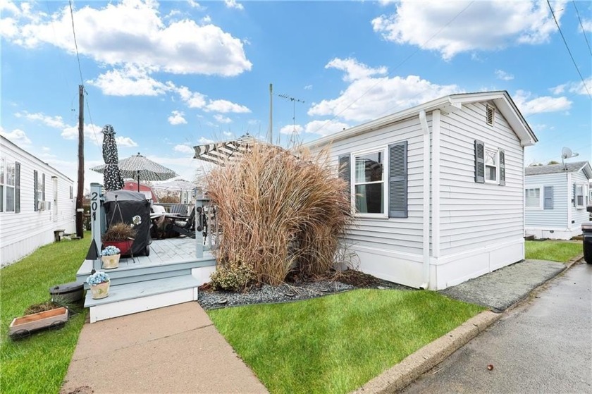 Charming 3-bedroom, 1.5-bath home in the family-friendly - Beach Home for sale in Middletown, Rhode Island on Beachhouse.com