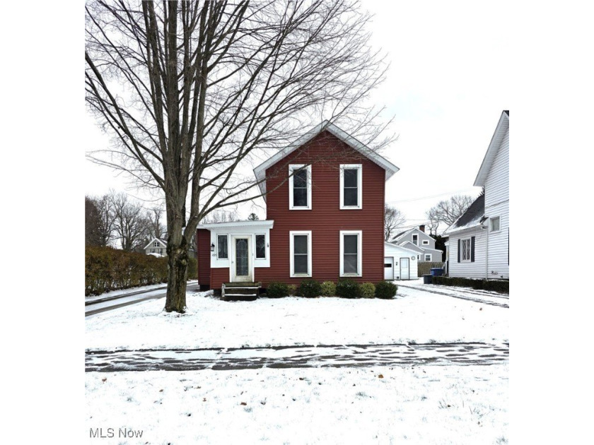 Welcome to an open canvas in Conneaut, OH! This 3-bedroom, 2 - Beach Home for sale in Conneaut, Ohio on Beachhouse.com