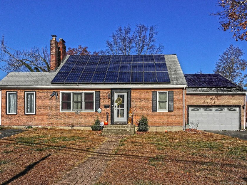 Charming, expansive Cape, a mile from the beach!! . The solar - Beach Home for sale in Milford, Connecticut on Beachhouse.com