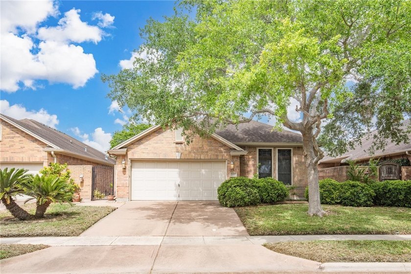 Beautiful open-concept garden/patio home with gated courtyard - Beach Home for sale in Corpus Christi, Texas on Beachhouse.com