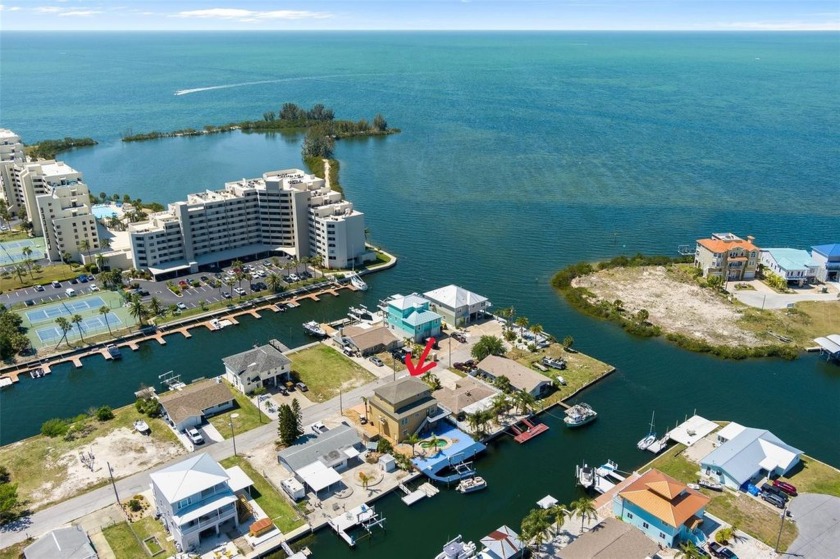 Gulf View Waterfront Pool Home. This 4-bedroom home with - Beach Home for sale in Hudson, Florida on Beachhouse.com