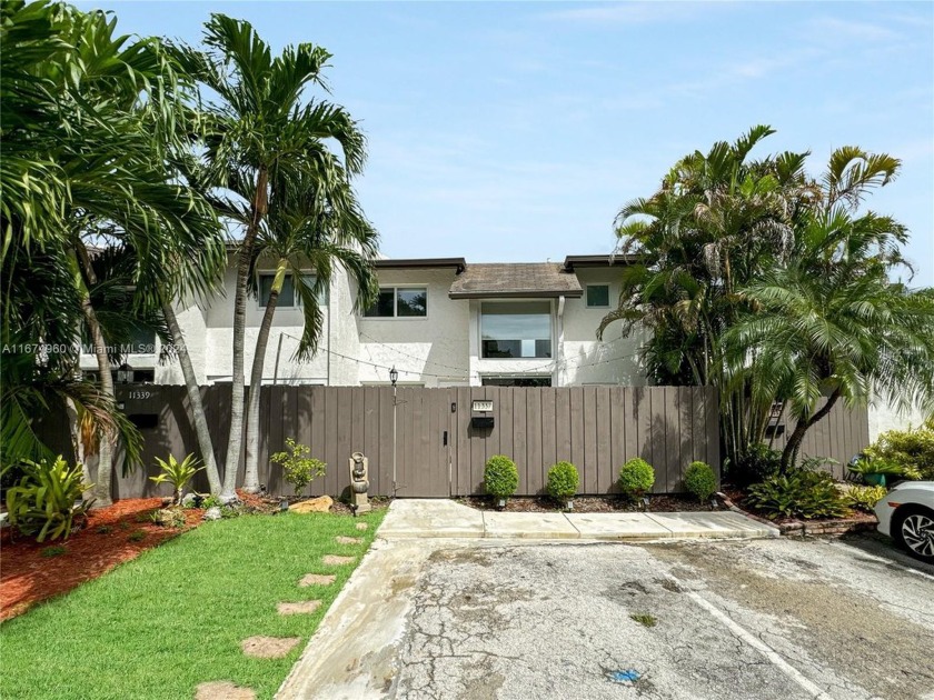 Welcome to this charming 3 Bedroom 2 Bath lot/block townhome - Beach Townhome/Townhouse for sale in Miami, Florida on Beachhouse.com