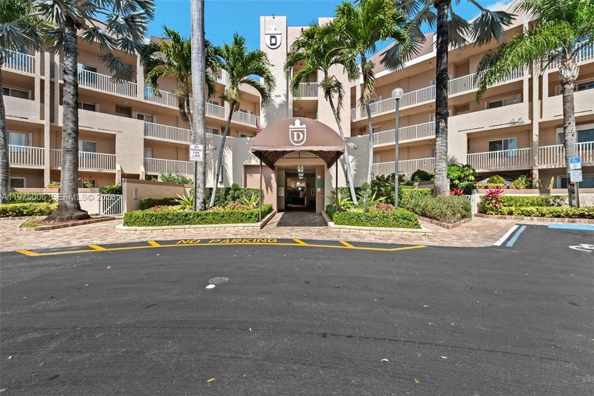 WOW!! THE WATERFRONT CONDO HAS BEEN TOTALLY RENOVATED WITH - Beach Condo for sale in Tamarac, Florida on Beachhouse.com