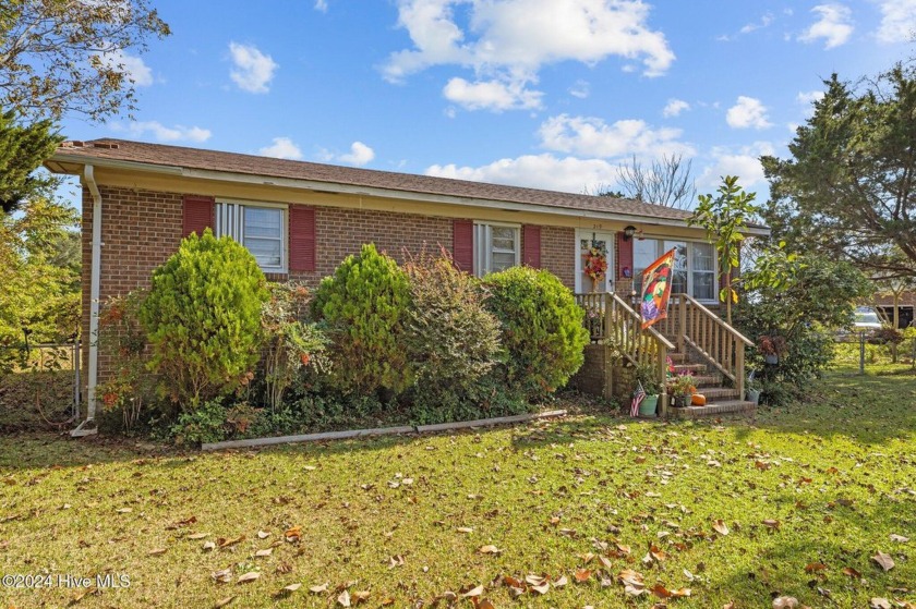 Quaint, 2 bedroom/2 bath, brick, ranch home located in water - Beach Home for sale in Cape Carteret, North Carolina on Beachhouse.com