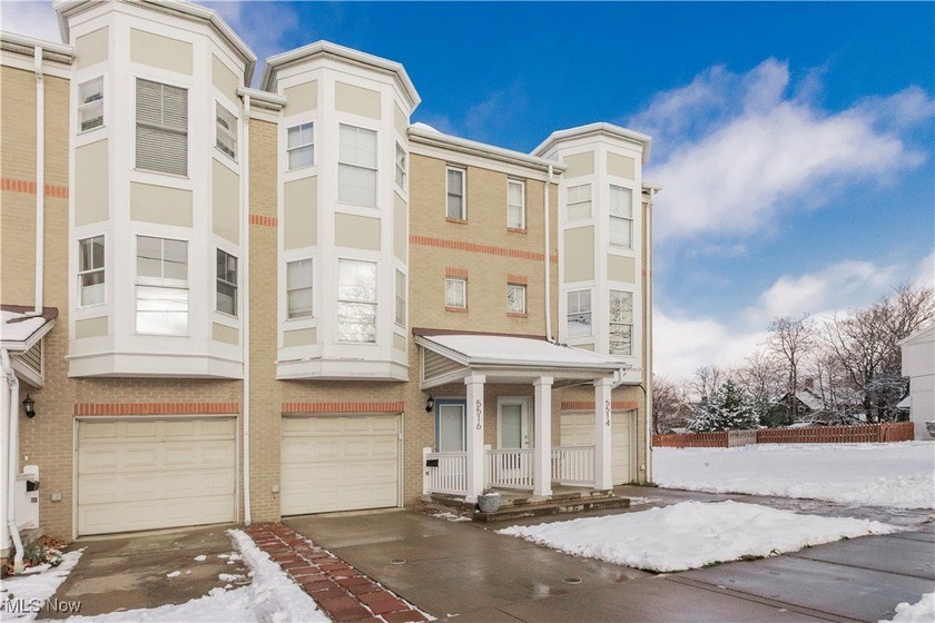 Welcome to this beautiful townhome, perfectly nestled in - Beach Townhome/Townhouse for sale in Cleveland, Ohio on Beachhouse.com