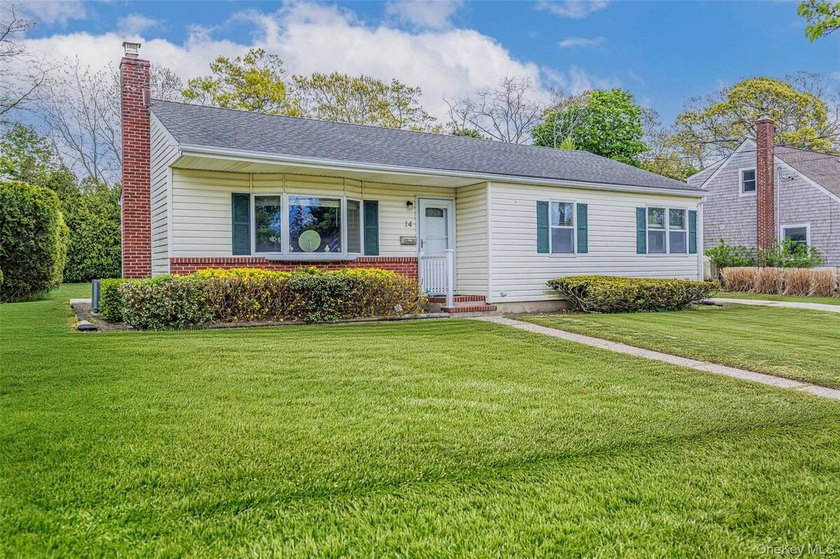 Beautiful Bellport Village, this home is in the picturesque - Beach Home for sale in Bellport, New York on Beachhouse.com