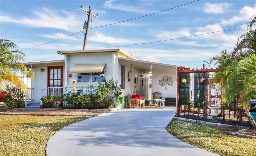 Light and bright corner-lot home in the desirable 55+ Tidevue - Beach Home for sale in Ellenton, Florida on Beachhouse.com