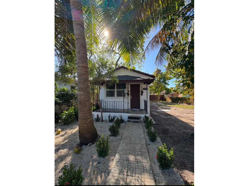 Charming and cozy 2-bedroom, 1-bath home. Open kitchen, ideal - Beach Home for sale in Miami, Florida on Beachhouse.com