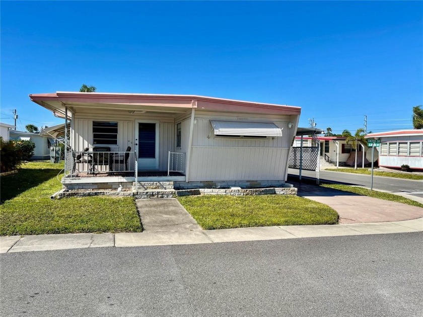2 beds, 2 bath home, corner lot, right behind the Shuffleboard - Beach Home for sale in Pinellas Park, Florida on Beachhouse.com