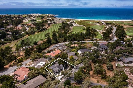 Completely renovated contemporary home with high ceilings and - Beach Home for sale in Pebble Beach, California on Beachhouse.com