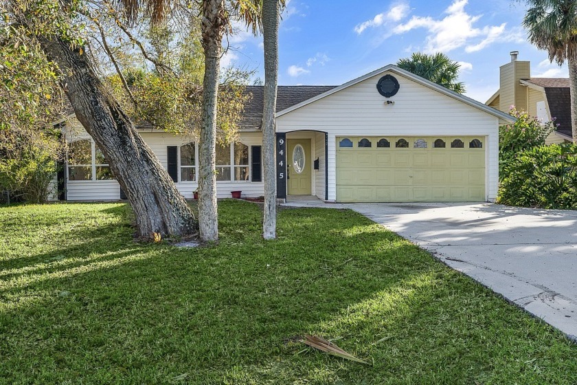 Welcome Home to Vero Lake Estates! Step into the bright home - Beach Home for sale in Vero Beach, Florida on Beachhouse.com