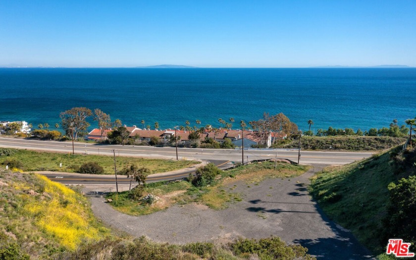 With non-stop views of whitewater, coastline, the Queen's - Beach Acreage for sale in Malibu, California on Beachhouse.com