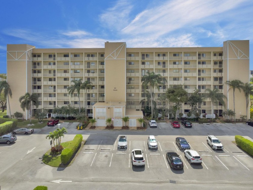 Lovely penthouse condo in the prime location in Huntington Lakes - Beach Condo for sale in Delray Beach, Florida on Beachhouse.com