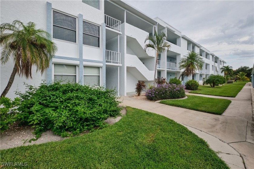 Welcome to this inviting third floor spacious condo (1084 sq. ft - Beach Condo for sale in Fort Myers, Florida on Beachhouse.com