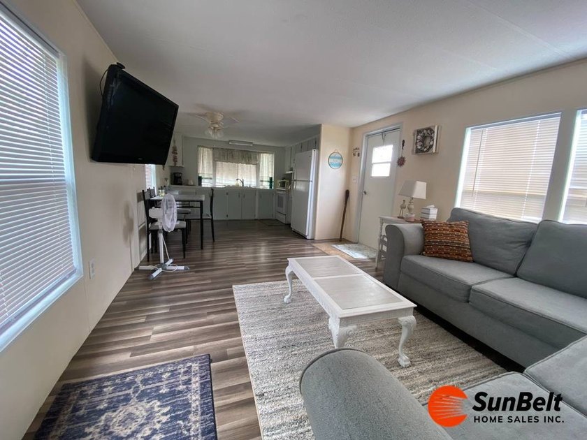Located in beautiful Ormond Beach, this single-wide home offers - Beach Home for sale in Ormond Beach, Florida on Beachhouse.com