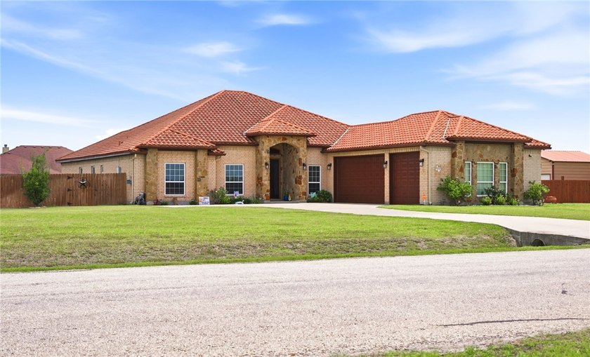 A London Masterpiece. Over 3,000 SqFt. Saltwater in-ground pool - Beach Home for sale in Corpus Christi, Texas on Beachhouse.com