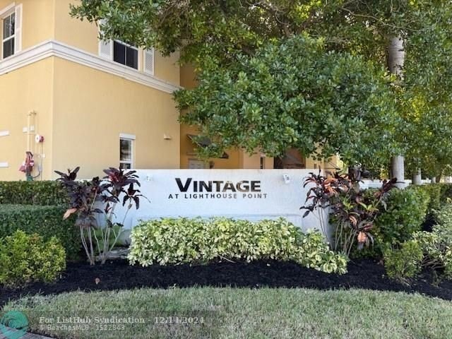 3-BEDROOM, 3.5-BATHROOM TOWNHOUSE WITH ROOFTOP TERRACE! THIS - Beach Townhome/Townhouse for sale in Lighthouse Point, Florida on Beachhouse.com