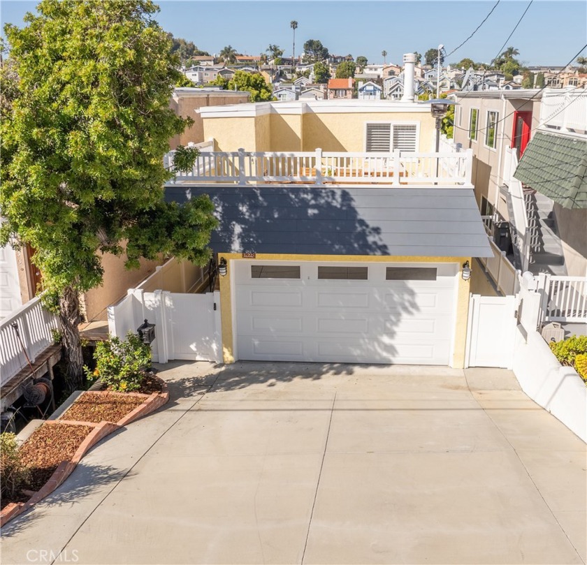 Welcome to 1635 Ford Ave! Nestled in the picturesque Golden - Beach Home for sale in Redondo Beach, California on Beachhouse.com