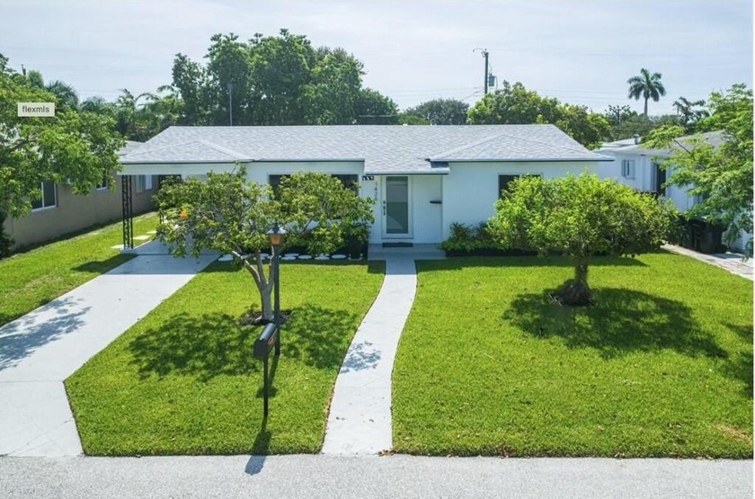 Great neighborhood, adorable home!  Large yard with plenty of - Beach Home for sale in Lake Worth Beach, Florida on Beachhouse.com