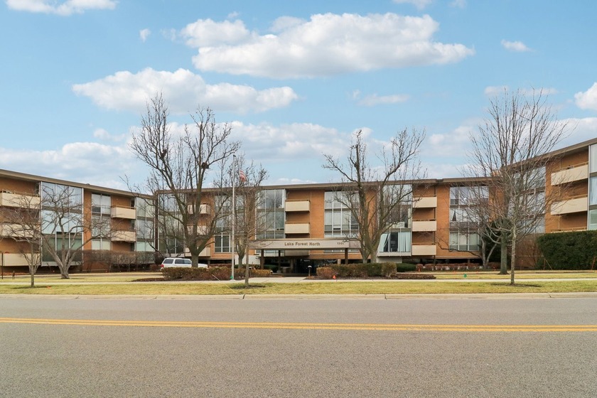 A quiet and conveniently located 1 bed, 1.5 bath top floor condo - Beach Condo for sale in Lake Forest, Illinois on Beachhouse.com