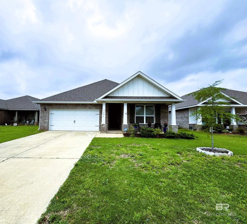 This Beautiful Home has Great Curb Appeal, Landscaping, and a - Beach Home for sale in Daphne, Alabama on Beachhouse.com
