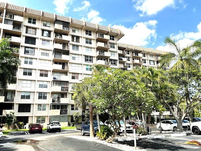 *** LOCATION, LOCATION!!! APROXIMETLY ONE AND A HALF MILE FROM - Beach Condo for sale in Pompano Beach, Florida on Beachhouse.com