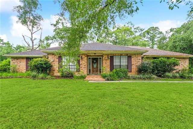 This well maintained four bedroom brick home is situated on a - Beach Home for sale in Slidell, Louisiana on Beachhouse.com