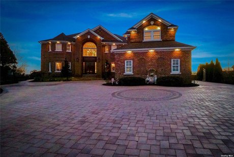 Magnificent, Tuscan inspired, 8000 square foot Magoun landing - Beach Home for sale in West Islip, New York on Beachhouse.com