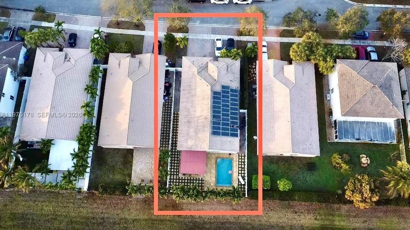 Beautiful 4-bedroom, 2.5-bath home built in 2004 offering 1,944 - Beach Home for sale in Miramar, Florida on Beachhouse.com