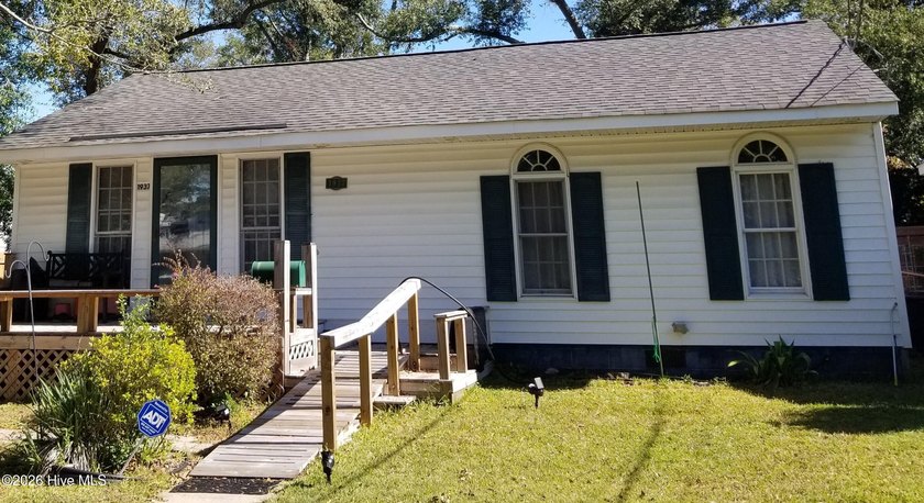 Sunset Park | 3BR | No HOA | One Level | Workshop | Large Fenced - Beach Home for sale in Wilmington, North Carolina on Beachhouse.com