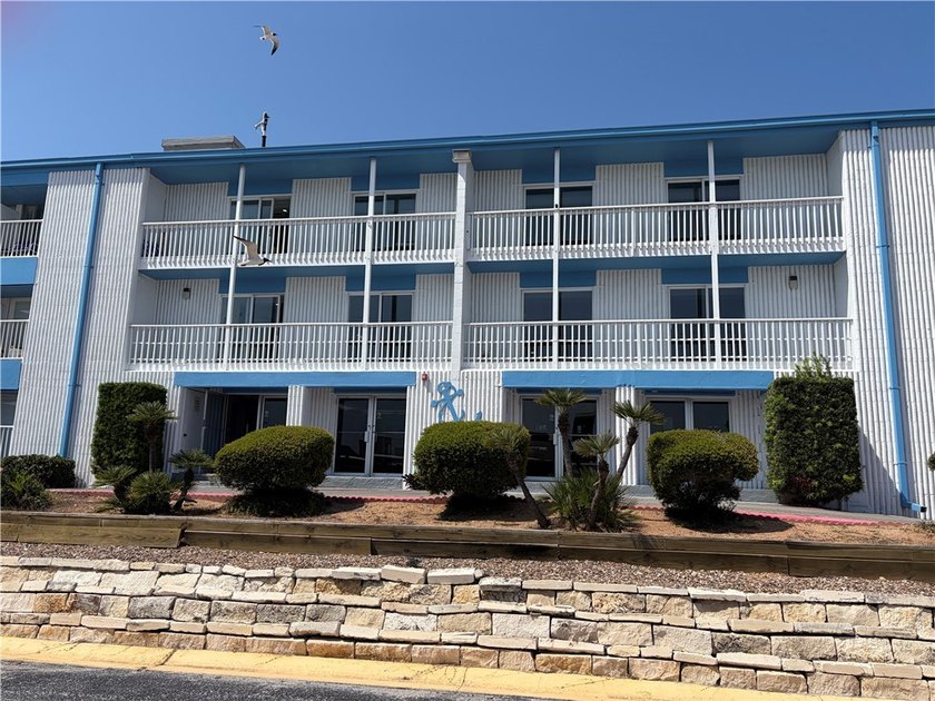 Come see this charming efficiency. This unit comes fully - Beach Condo for sale in Corpus Christi, Texas on Beachhouse.com