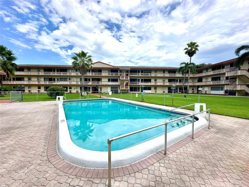 Price reduced! Live your best years in this charming 1-Bedroom 1 - Beach Condo for sale in Hollywood, Florida on Beachhouse.com