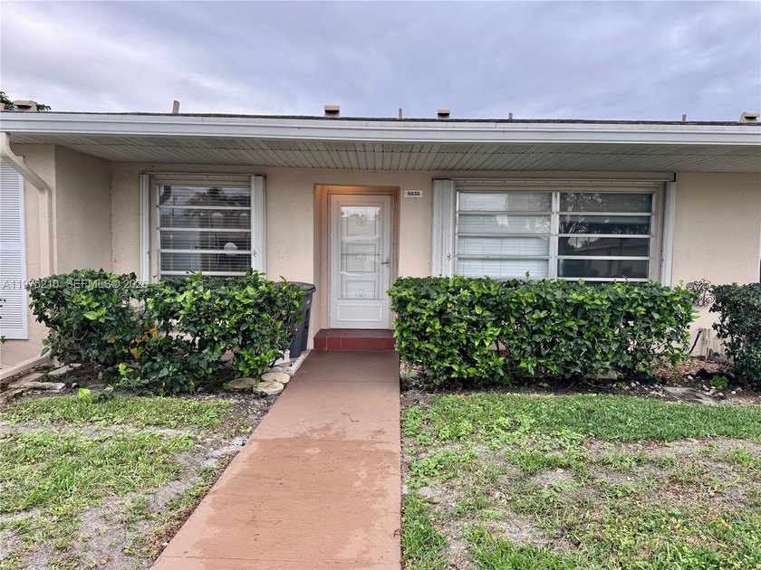Welcome to this beautifully maintained lakefront villa in a - Beach Townhome/Townhouse for sale in Boca Raton, Florida on Beachhouse.com
