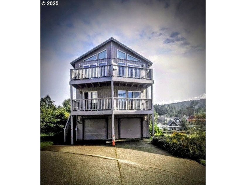 This 3 bedroom, 2 bath home in Nelscott subdivision is located - Beach Home for sale in Lincoln City, Oregon on Beachhouse.com