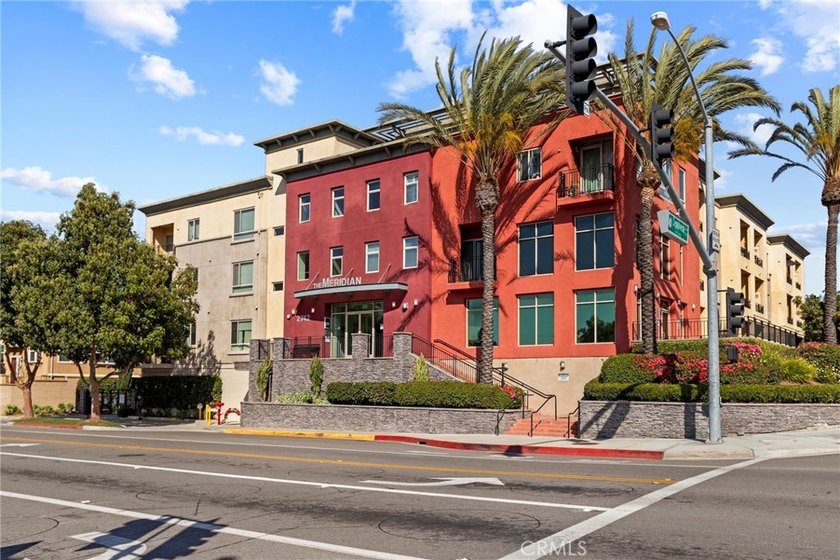 This is the 55+ unit you've been waiting for. This bright and - Beach Condo for sale in Torrance, California on Beachhouse.com