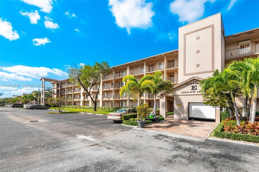 Well-maintained 2-bedroom, 2-bath *Jasmine* model offering 1,207 - Beach Condo for sale in Pembroke Pines, Florida on Beachhouse.com