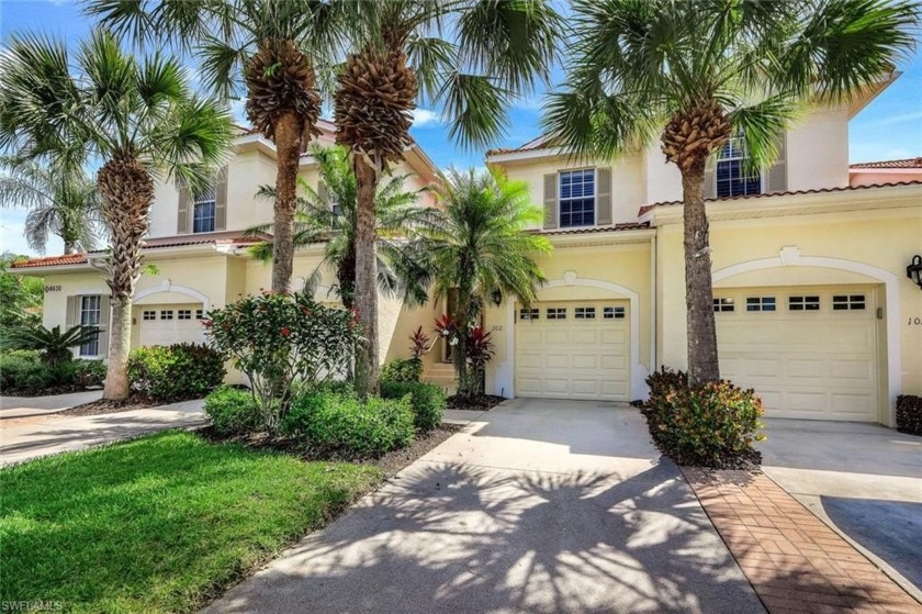 Welcome to bundled golf living in Naples, Florida. Step into - Beach Home for sale in Naples, Florida on Beachhouse.com