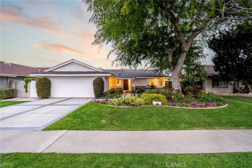 What a great property and curb appeal! This 3br 2ba pool home - Beach Home for sale in Costa Mesa, California on Beachhouse.com