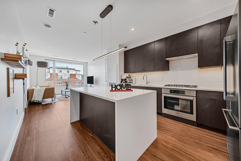 Live the waterfront lifestyle without compromising on comfort or - Beach Condo for sale in Boston, Massachusetts on Beachhouse.com
