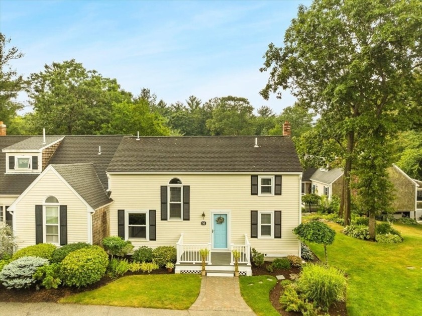 Welcome to 14 Cedarledge Village! This lovely Townhome is set on - Beach Condo for sale in Cohasset, Massachusetts on Beachhouse.com