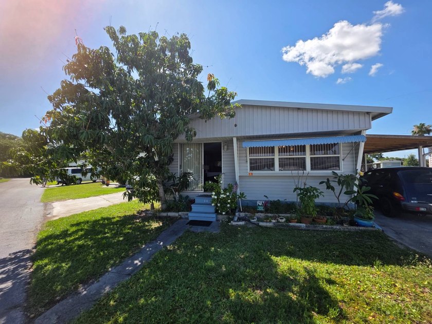 Welcome to this beautiful, turnkey furnished double-wide - Beach Home for sale in Sarasota, Florida on Beachhouse.com